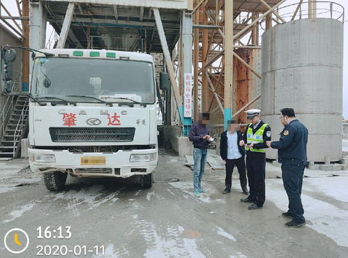 德慶交警迎戰春運嚴查違規運輸，一日查處準“百噸王”車輛力保道路安全